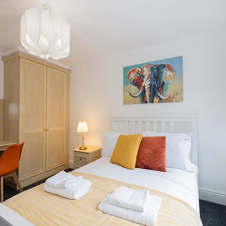 The Burton- Free Gated Parking Apartamento