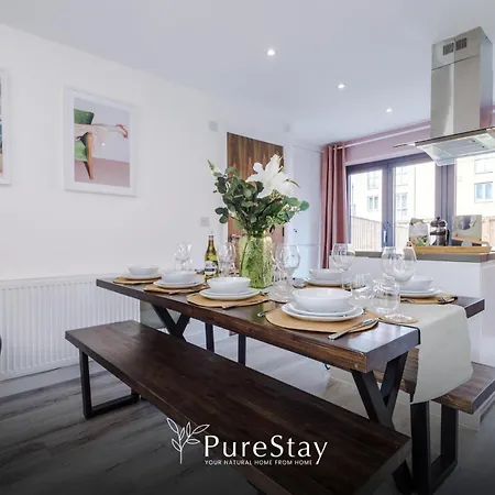 Spacious 5-bedroom Contractor House Sleeps 7 With Parking By Purestay