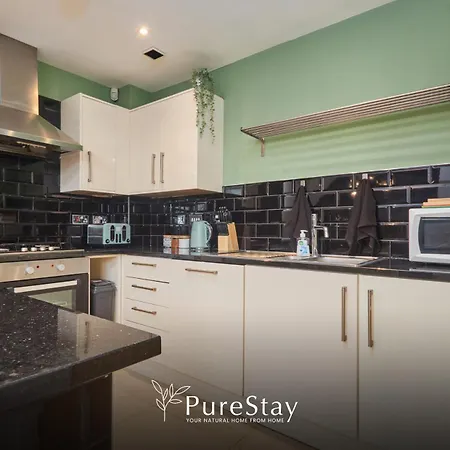 Fabulous Manchester House - 5 Beds Sleeps 8 - Free Parking - By Purestay Feriehus