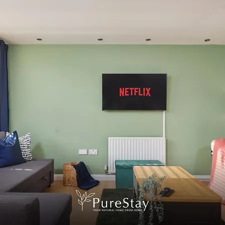 Casa vacanze Fabulous House - 5 Beds Sleeps 8 - Free Parking - By Purestay *