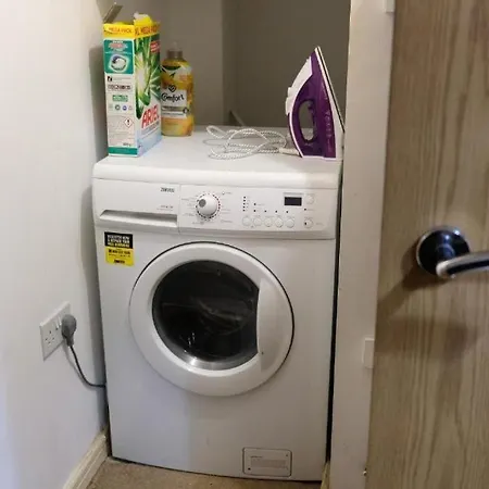 Bright 1 Bedroom Flat With Parking & Wifi For 3 Guests - Salford Uni, Victoria Station, Ao Arena Apartment Manchester