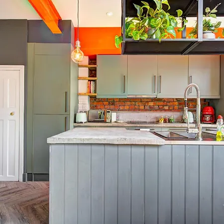 Stunning Garden Home By Levenshulme Station - Pass The Keys *