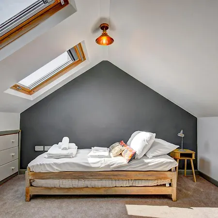 Stunning Garden Home By Levenshulme Station - Pass The Keys Manchester