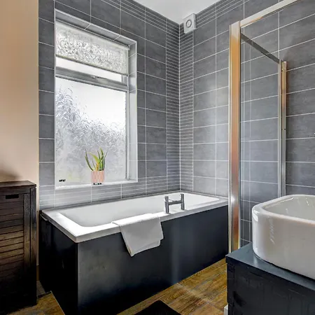 Stunning Garden Home By Levenshulme Station - Pass The Keys Feriehus Manchester