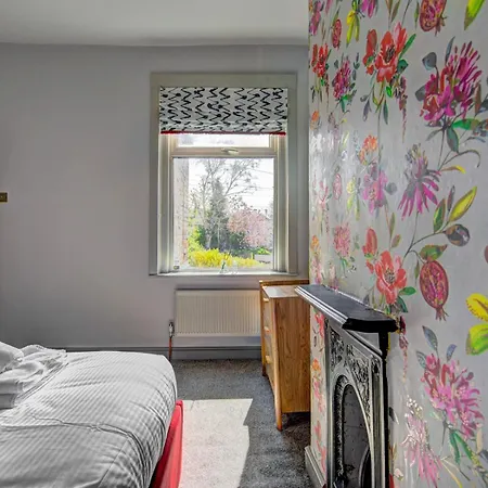 Feriehus Stunning Garden Home By Levenshulme Station - Pass The Keys Manchester