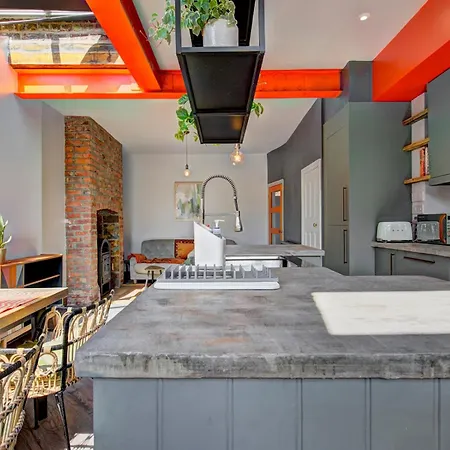 Feriehus Stunning Garden Home By Levenshulme Station - Pass The Keys