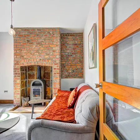 Stunning Garden Home By Levenshulme Station - Pass The Keys Feriehus *