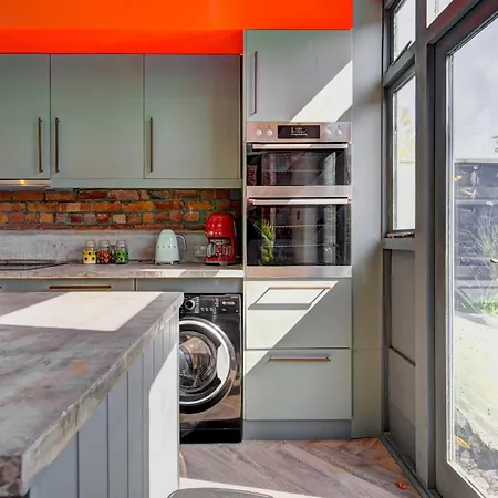 Feriehus Stunning Garden Home By Levenshulme Station - Pass The Keys *