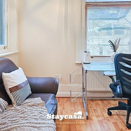 Апартаменты Whalley Range Hideaway 7mins To With Parking