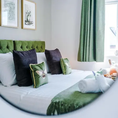 New! Spacious 3-bed By 53 Degrees Property, Ideal For Weekend Guests & Business! Manchester