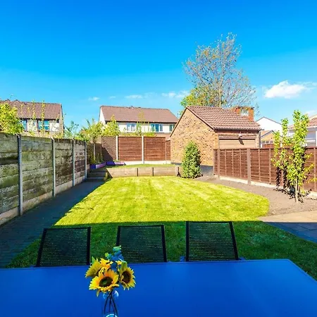 New! Spacious 3-bed By 53 Degrees Property, Ideal For Weekend Guests & Business! Ferienhaus Manchester