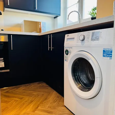 Holiday home Hub - 2br With Free Parking, Near Airport & Attractions