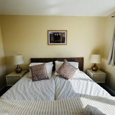 Holiday home Hub - 2br With Free Parking, Near Airport & Attractions *