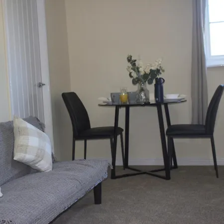 Holiday home Hub - 2br With Free Parking, Near Airport & Attractions *