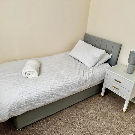 בית נופש Hub - 2br With Free Parking, Near Airport & Attractions