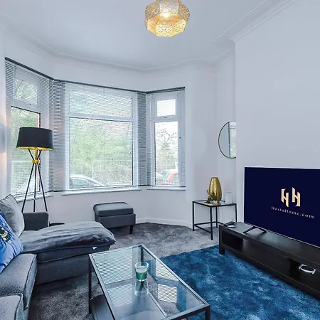 Large 4 Bed House Sleeps 8 By Host A * Манчестер