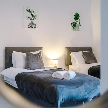 Large 4 Bed House Sleeps 8 By Host A