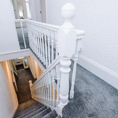 Large 4 Bed House Sleeps 8 By Host A Дом отдыха