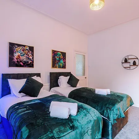 Large 4 Bed House Sleeps 8 By Host A Дом отдыха Манчестер