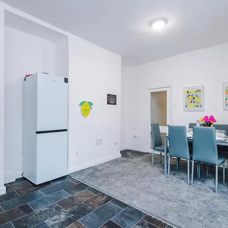 Large 4 Bed House Sleeps 8 By Host A Манчестер
