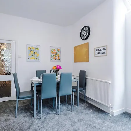 Large 4 Bed House Sleeps 8 By Host A * Манчестер