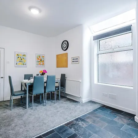 Large 4 Bed House Sleeps 8 By Host A