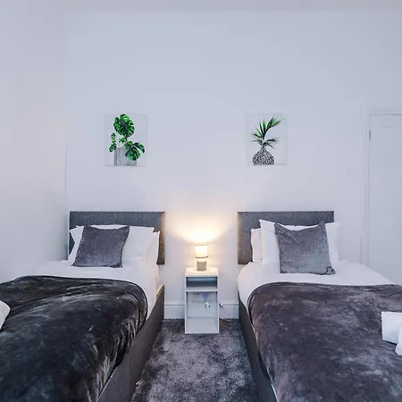 Дом отдыха Large 4 Bed House Sleeps 8 By Host A