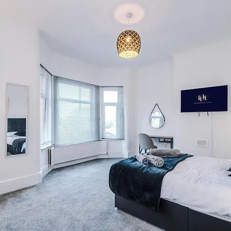 Large 4 Bed House Sleeps 8 By Host A Manchester
