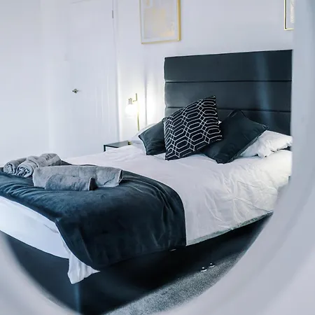 Large 4 Bed House Sleeps 8 By Host A * Манчестер