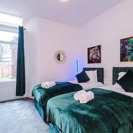 Large 4 Bed House Sleeps 8 By Host A * Манчестер