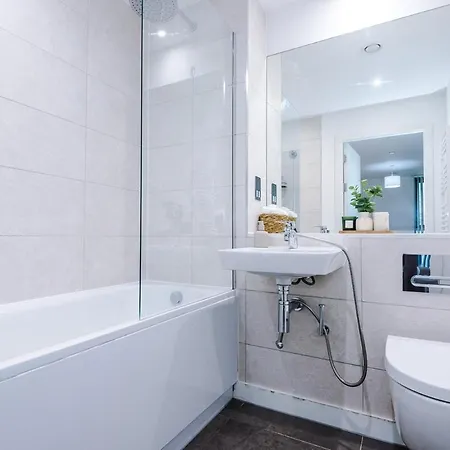 New Stylish Mcr Picadilly 2 Mins Away ! * Manchester