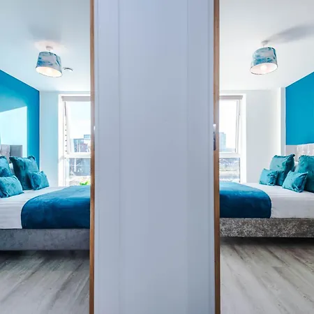 Lux Livin' - Luxury 5 Bed Centre *