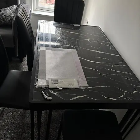 1 Bedroom Flat - Airport - 7 Mins To Man - Staycations & Business Stays! *