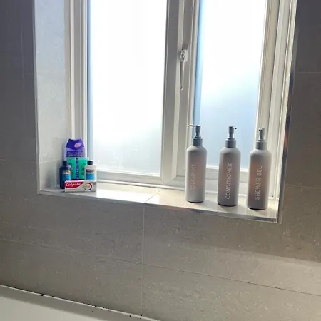 Spacious 3 Bed With Driveway * Manchester