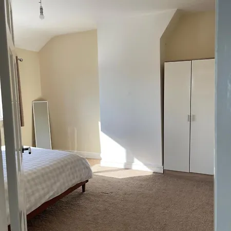 Holiday home Spacious 3 Bed With Driveway Manchester