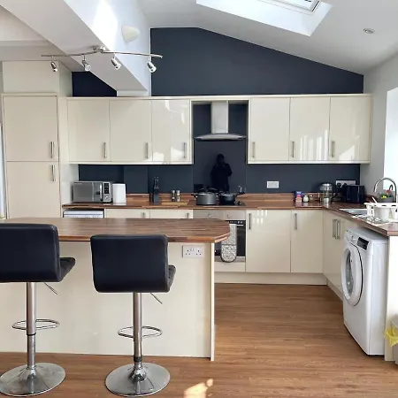 Spacious 3 Bed With Driveway *