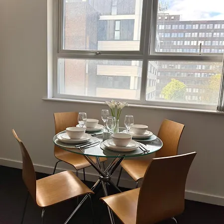 Chic Trafford Apartment, Private Underground Parking, Fast Wi-fi, Self Check-in Anytime, 5 Mins To Old Trafford Stadium Lejlighed