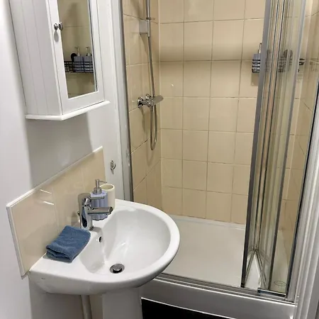 Lejlighed Chic Trafford Apartment, Private Underground Parking, Fast Wi-fi, Self Check-in Anytime, 5 Mins To Old Trafford Stadium Manchester