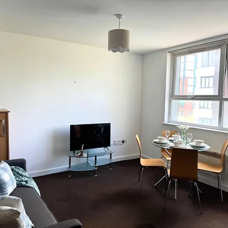 Chic Trafford Apartment, Private Underground Parking, Fast Wi-fi, Self Check-in Anytime, 5 Mins To Old Trafford Stadium Lejlighed *
