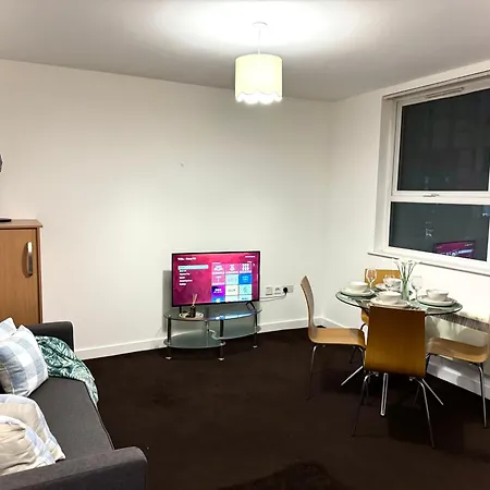 Chic Trafford Apartment, Private Underground Parking, Fast Wi-fi, Self Check-in Anytime, 5 Mins To Old Trafford Stadium *