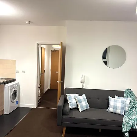 Chic Trafford Apartment, Private Underground Parking, Fast Wi-fi, Self Check-in Anytime, 5 Mins To Old Trafford Stadium Apartmán