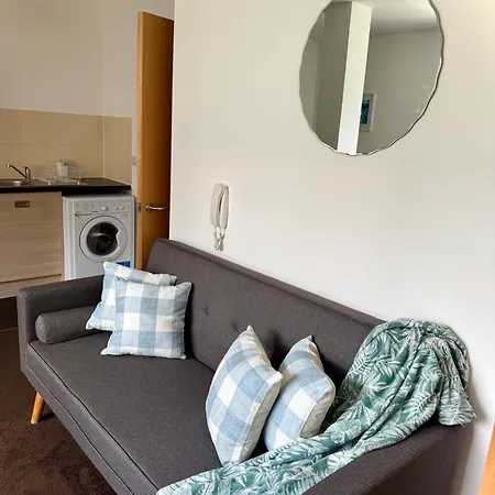 Chic Trafford Apartment, Private Underground Parking, Fast Wi-fi, Self Check-in Anytime, 5 Mins To Old Trafford Stadium Lejlighed *