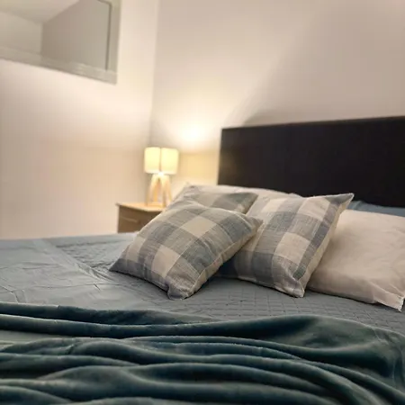 Chic Trafford Apartment, Private Underground Parking, Fast Wi-fi, Self Check-in Anytime, 5 Mins To Old Trafford Stadium *