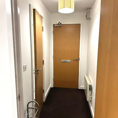 Chic Trafford Apartment, Private Underground Parking, Fast Wi-fi, Self Check-in Anytime, 5 Mins To Old Trafford Stadium Lejlighed