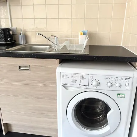 Apartmán Chic Trafford Apartment, Private Underground Parking, Fast Wi-fi, Self Check-in Anytime, 5 Mins To Old Trafford Stadium *