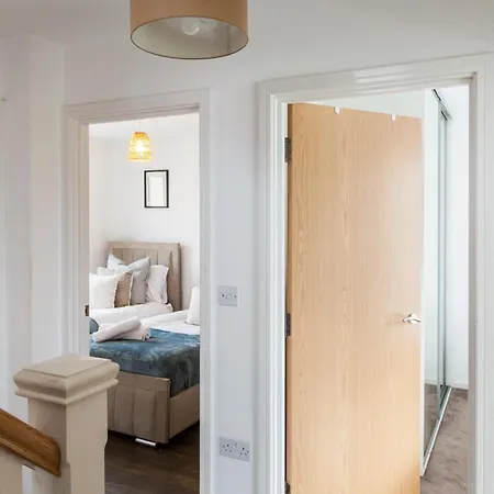 Apartment Luxury Sleeps 9 With Hot Tub & Pool