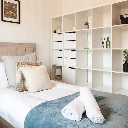 Apartment Luxury Sleeps 9 With Hot Tub & Pool Manchester