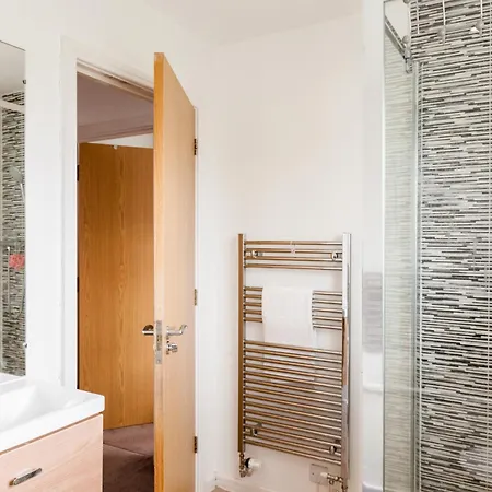 Apartment Luxury Sleeps 9 With Hot Tub & Pool