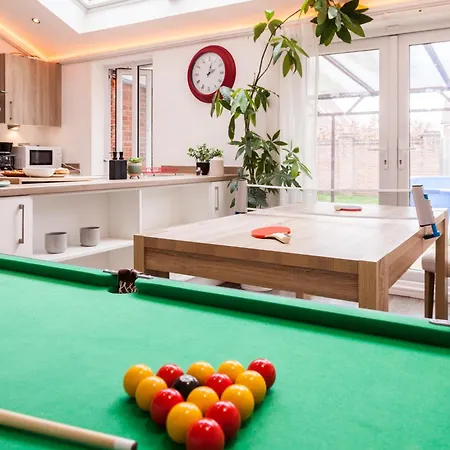 Luxury Sleeps 9 With Hot Tub & Pool Daire