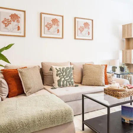 Luxury Sleeps 9 With Hot Tub & Pool * Manchester